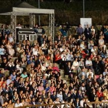 U2 собраa три милиони долари за борба против СИДА